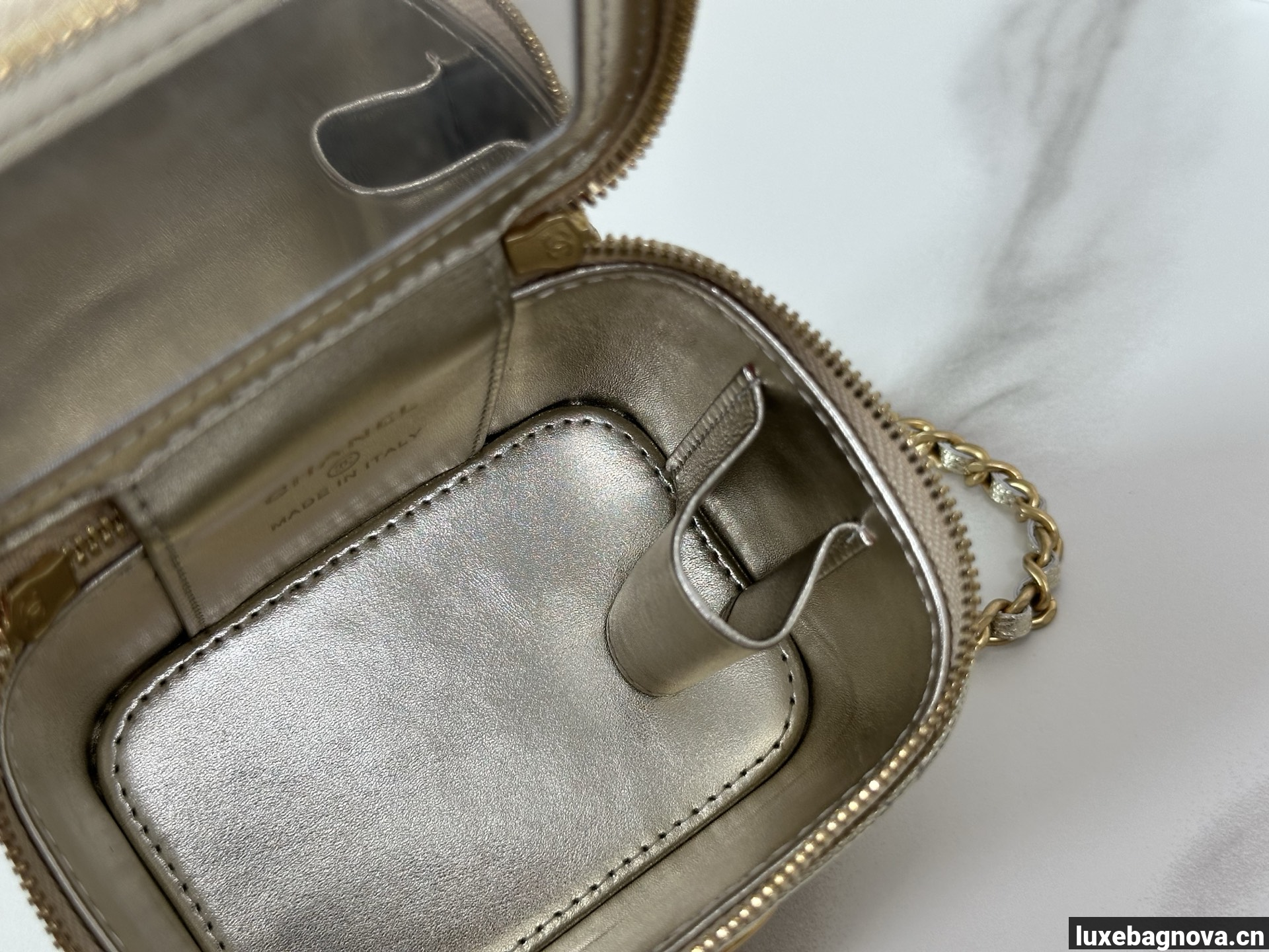 Chanel Trendy CC Vanity leather handbag Gold, Leather