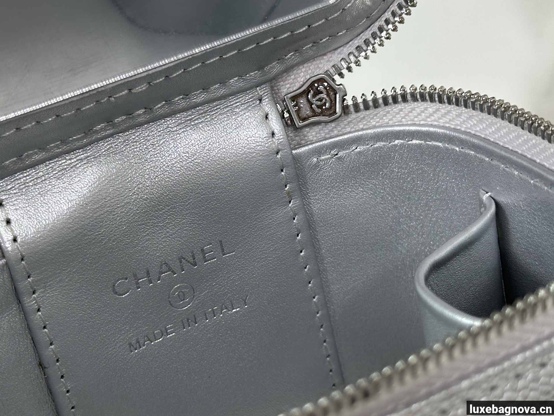 Chanel Trendy CC Vanity leather handbag Silvery, Leather