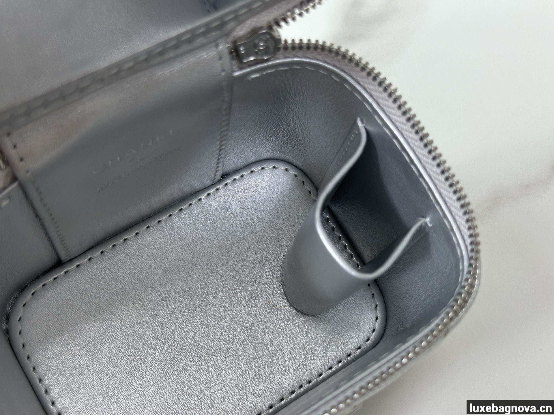 Chanel Trendy CC Vanity leather handbag Silvery, Leather