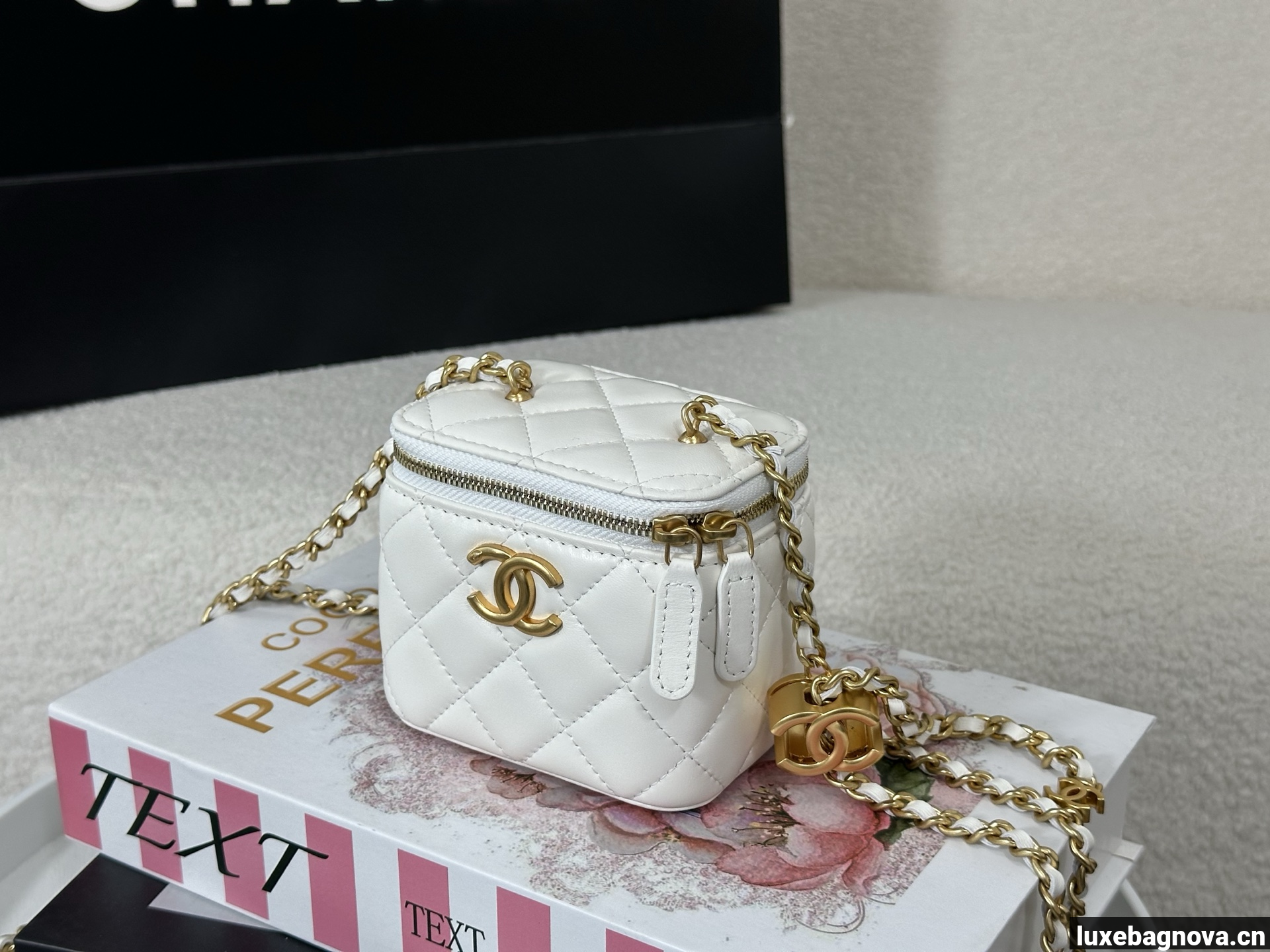 Chanel Trendy CC Vanity leather handbag White, Leather