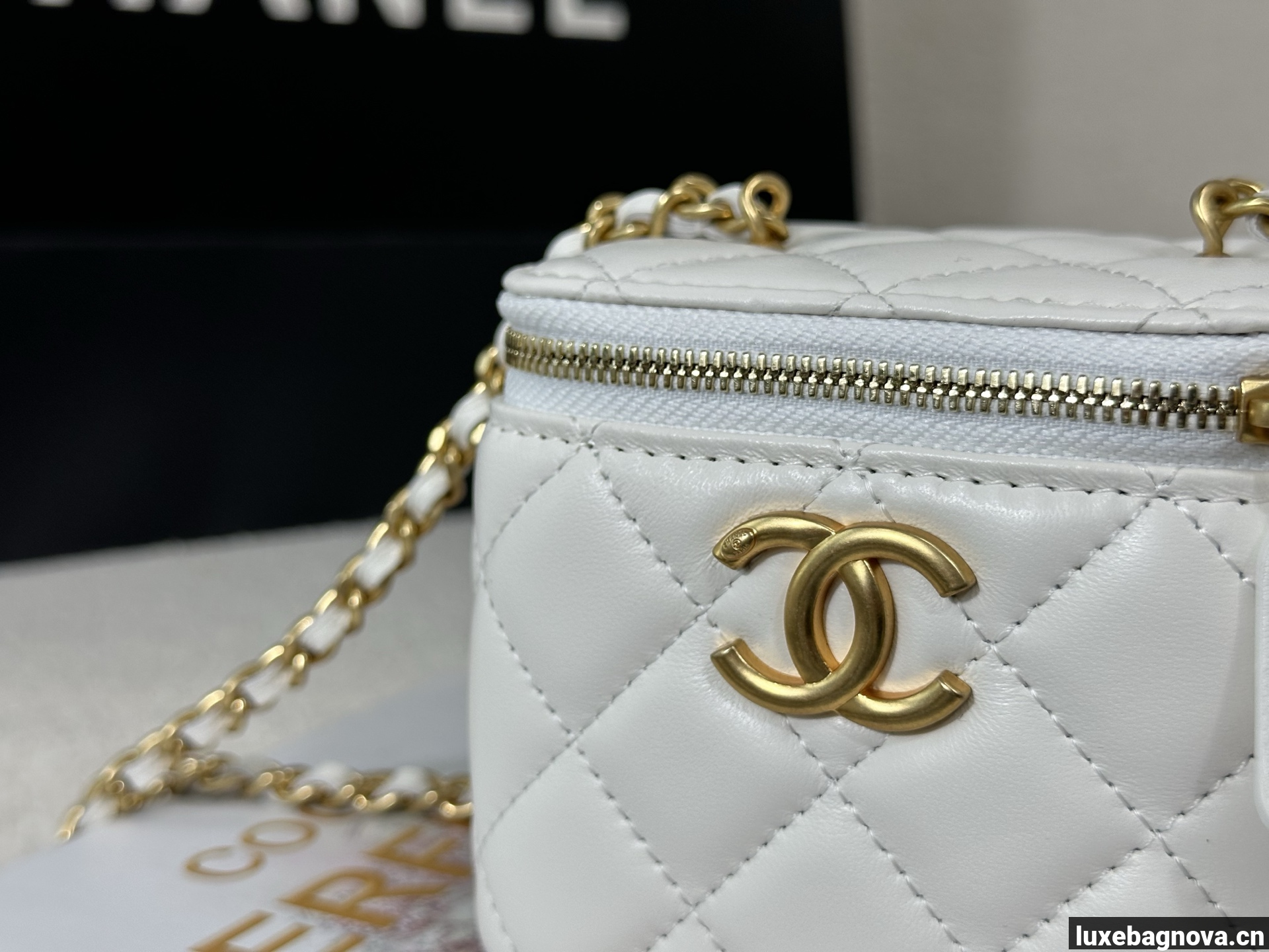Chanel Trendy CC Vanity leather handbag White, Leather