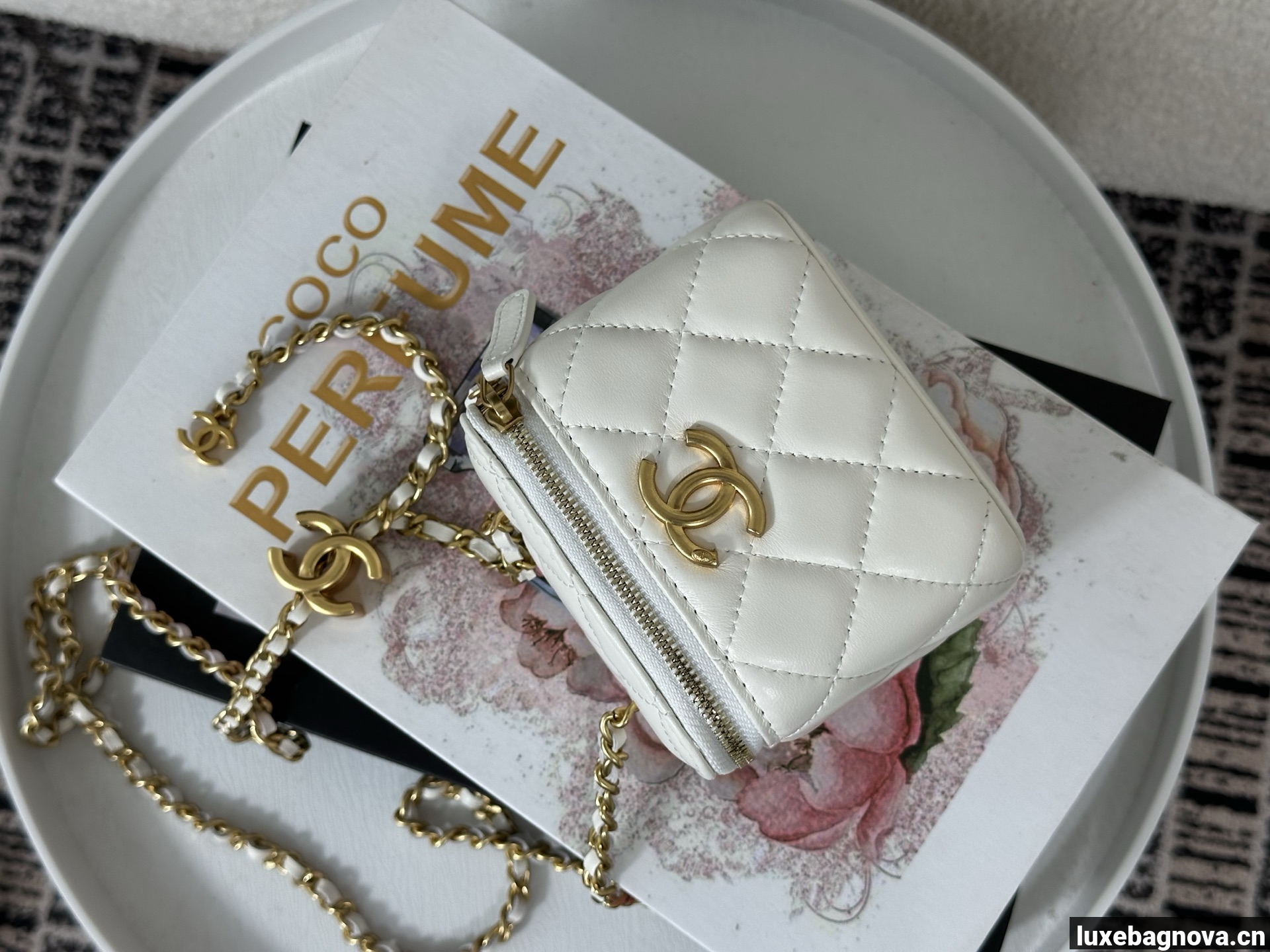 Chanel Trendy CC Vanity leather handbag White, Leather