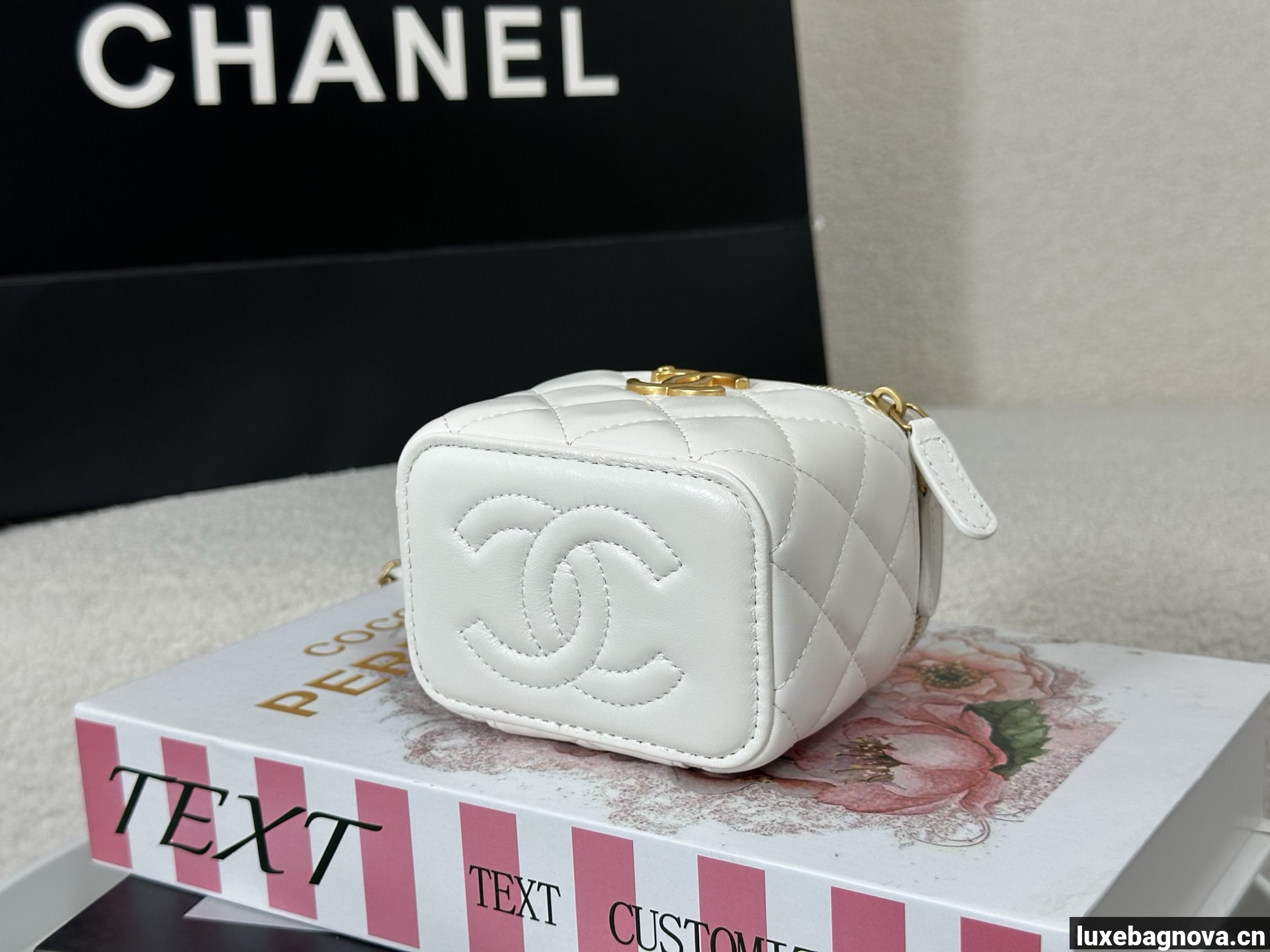 Chanel Trendy CC Vanity leather handbag White, Leather
