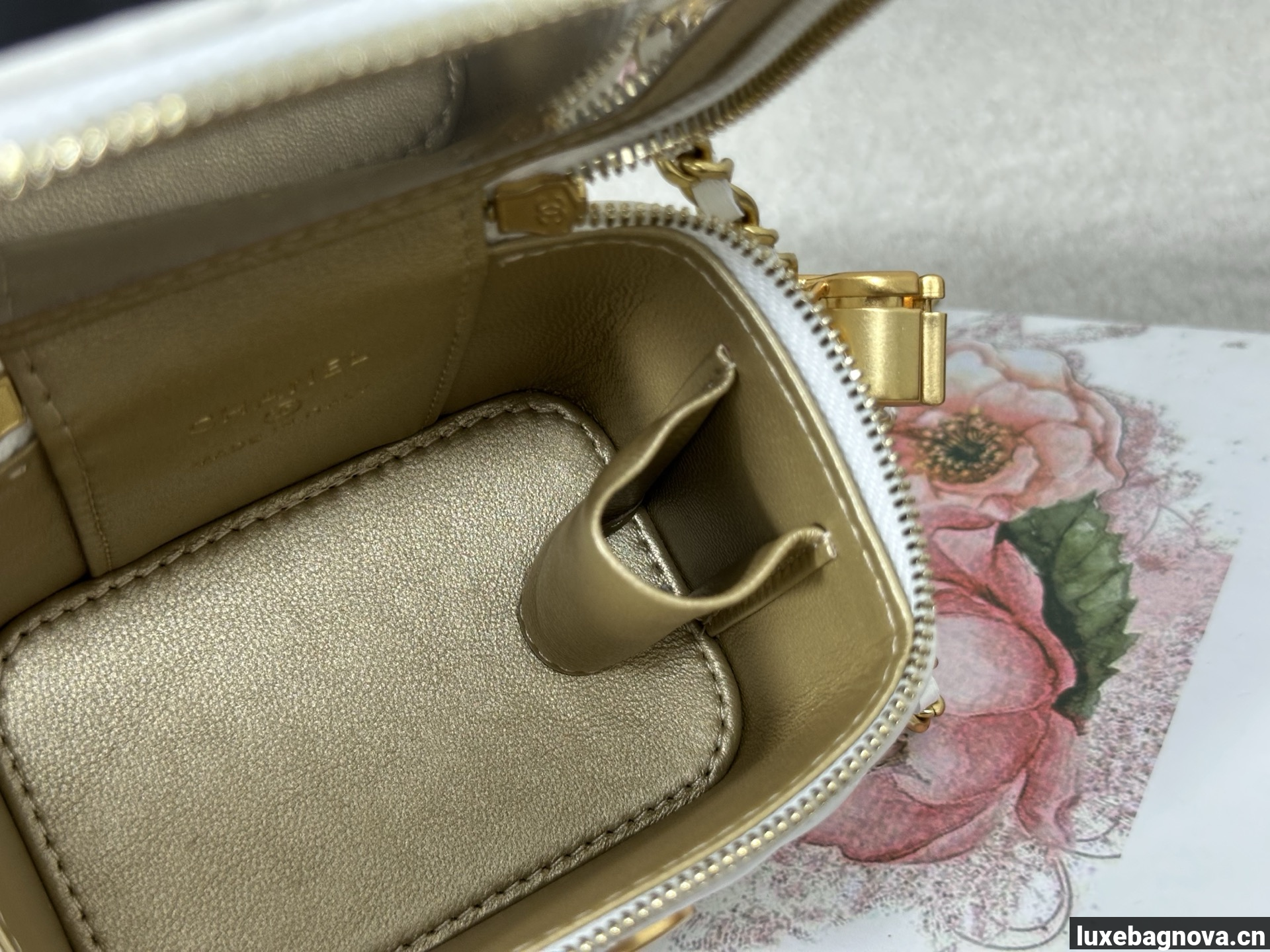 Chanel Trendy CC Vanity leather handbag White, Leather