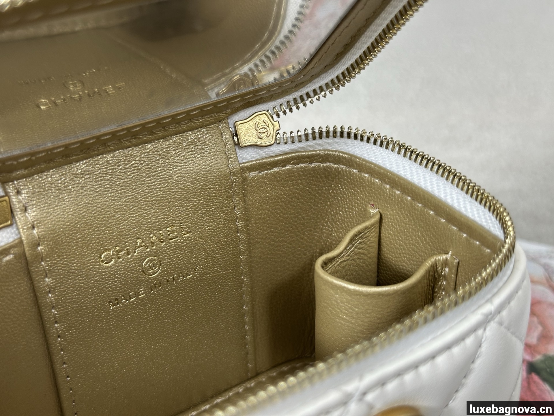 Chanel Trendy CC Vanity leather handbag White, Leather