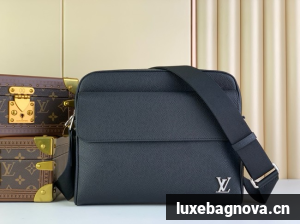 Louis Vuitton Mesenger M30260 black