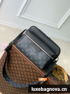 Louis Vuitton Messenger M30233 black